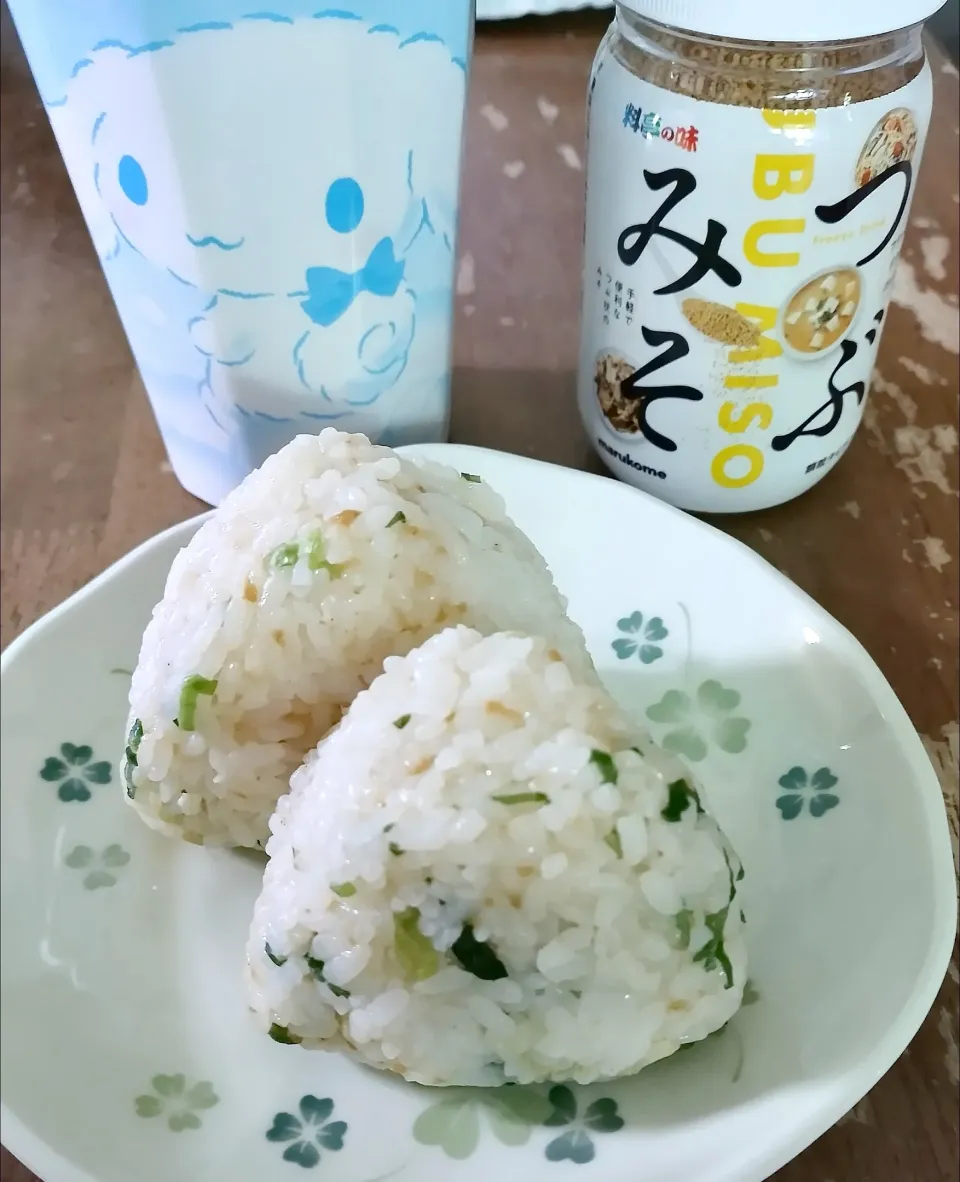 Snapdishの料理写真:「つぶみそ」を使ったネギ味噌おにぎり|えぃみぃさん