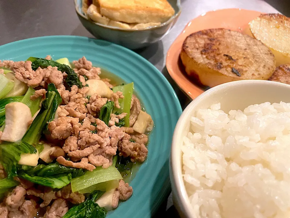 Snapdishの料理写真:青梗菜とキノコの中華炒めと大根ステーキ、油揚げの納豆詰め焼き|Chisaさん