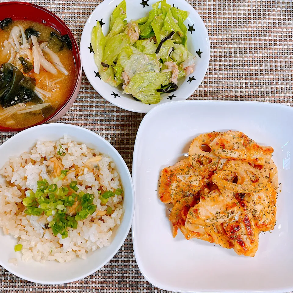 鶏肉とれんこんのマスタードマヨあえ♡レタスとツナの塩昆布サラダ♡お味噌汁♡|まゆかさん