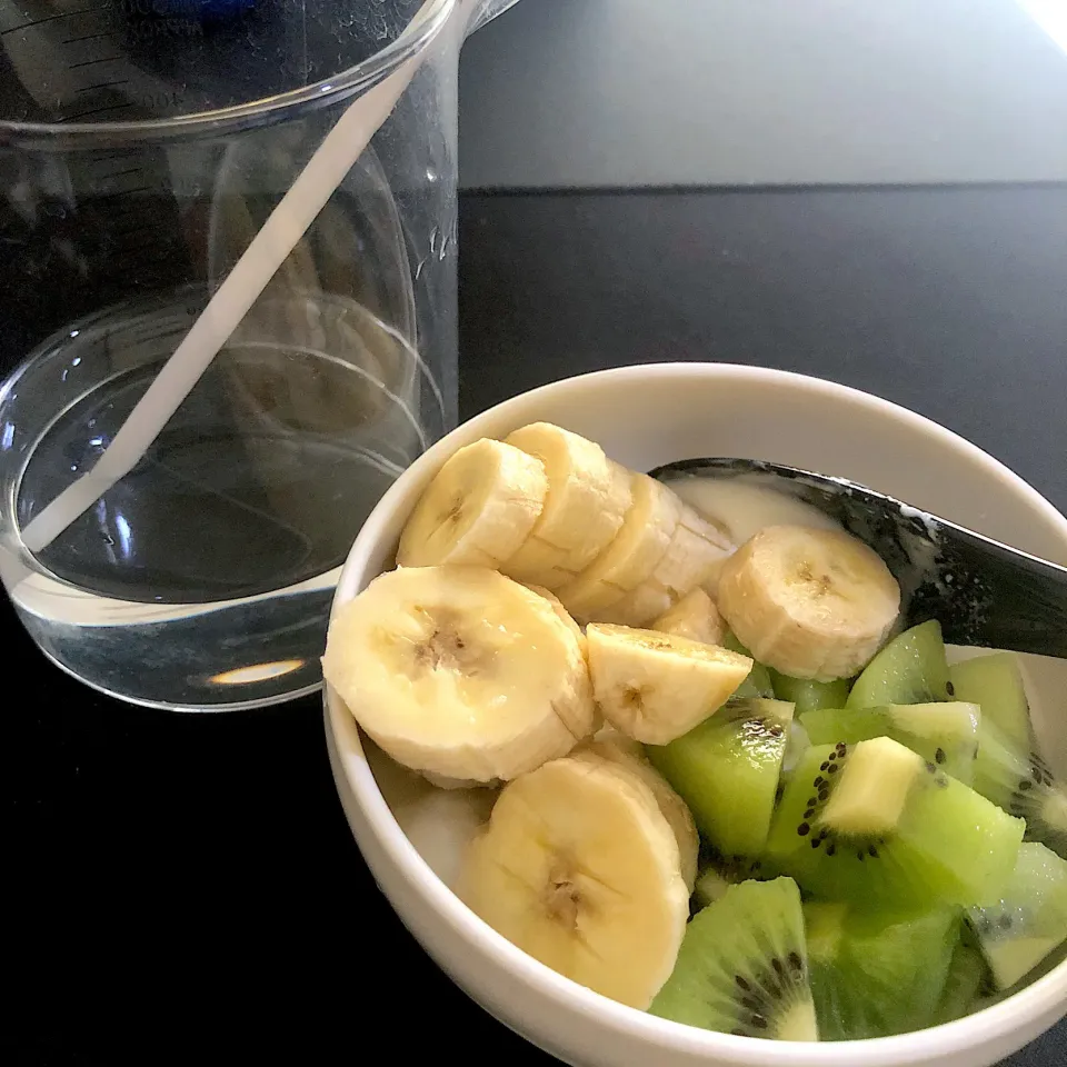 Snapdishの料理写真:9:21 フルーツヨーグルト🍌🥝|へれ子さん