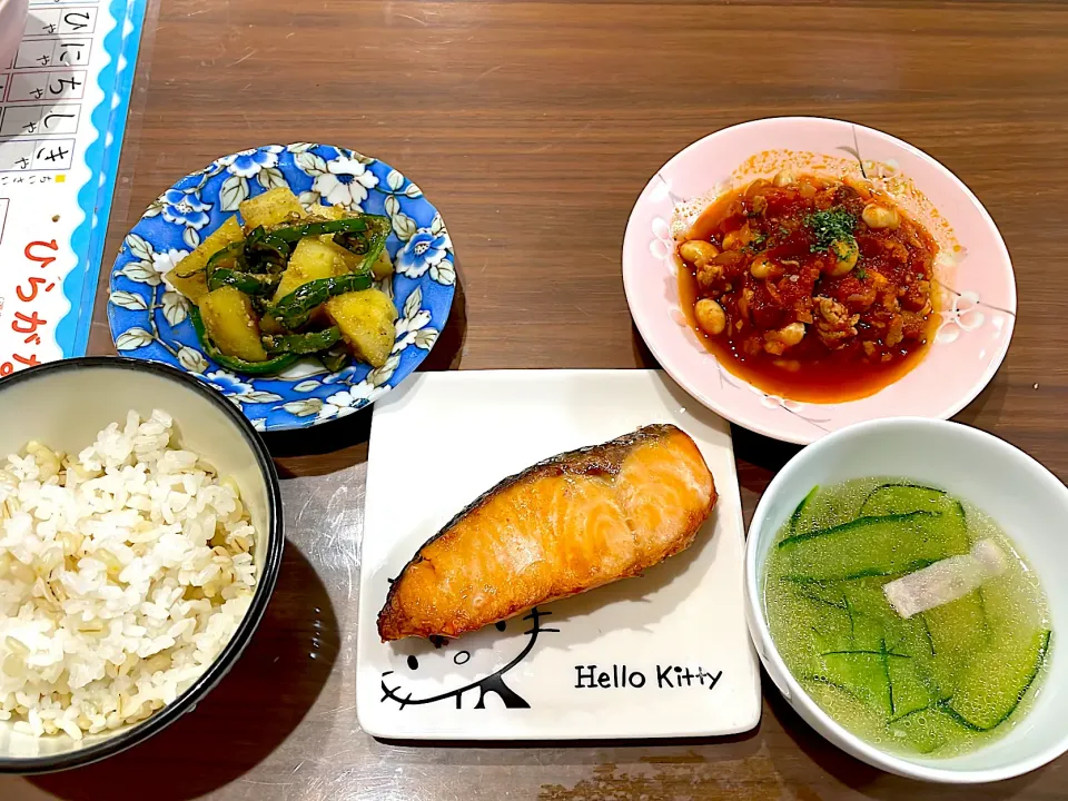 焼き鮭　きゅうりの中華スープ　チリコンカン　じゃがいもとピーマンの胡麻和え|おさむん17さん