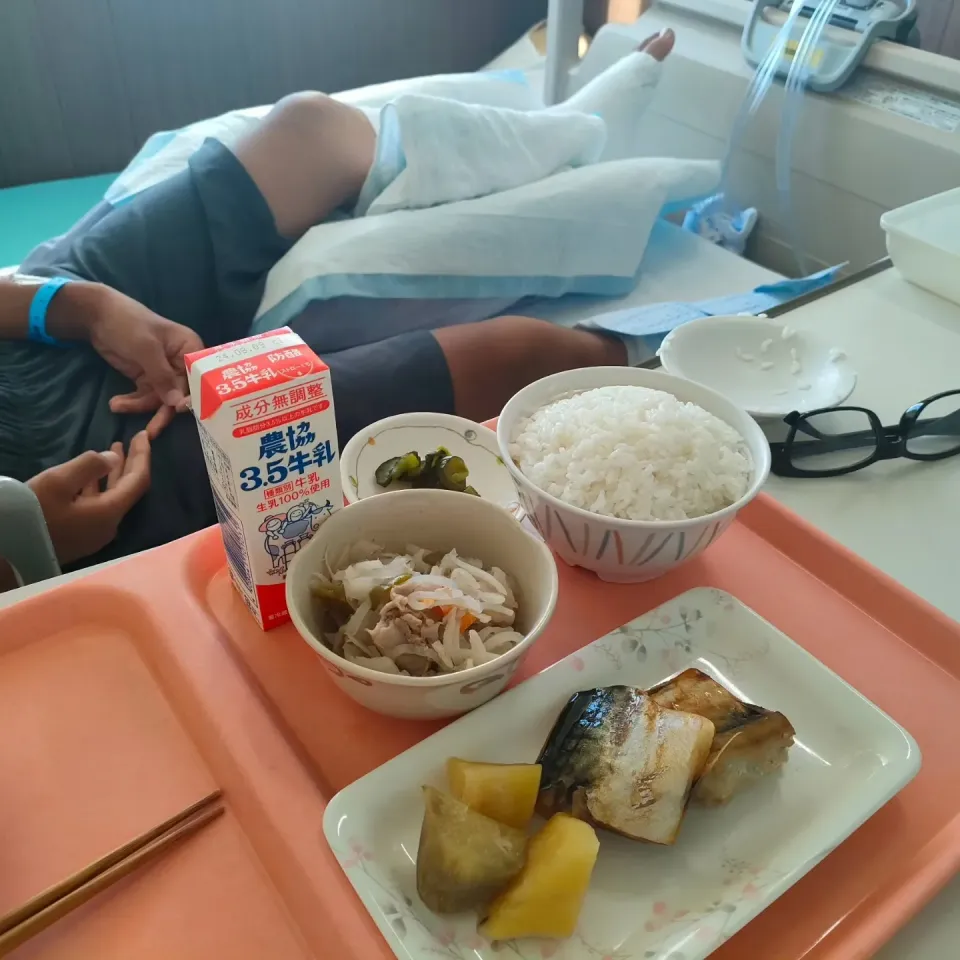 Snapdishの料理写真:部活の野球で骨折した中2息子。
無事手術終了し、待ちに待った晩御飯、ごはん大盛り。|ariyo4200さん