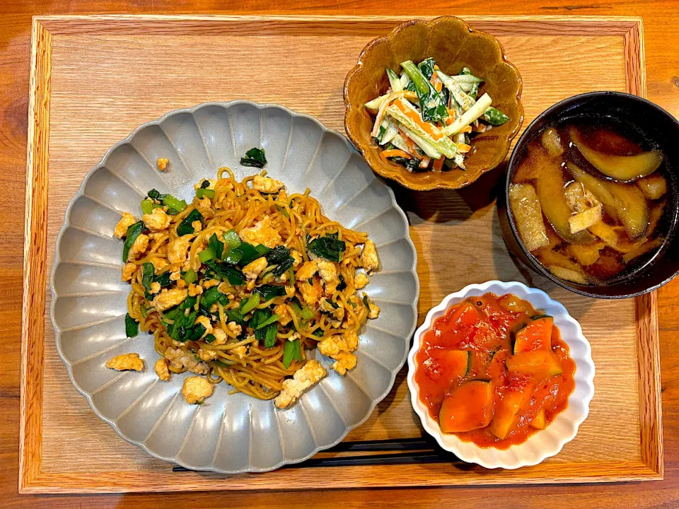 今日の夜ご飯(肉ニラオイスター焼きそば、小松菜にんじんのゴママヨサラダ、ズッキーニのミートソースグラタン、ナスと油揚げの味噌汁)|cocomikaさん