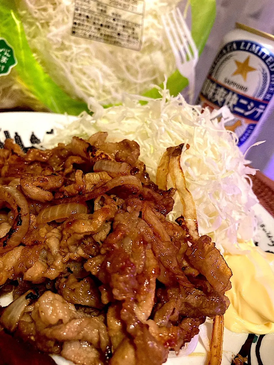 豚肩ロース生姜焼きにサラダクラブ千切りキャベツ😋🥗🍻💕|アイさん