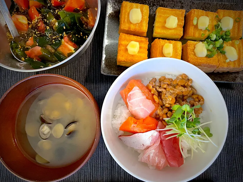 海鮮丼、しじみのお汁、酢の物、厚揚げ|みーぬさん