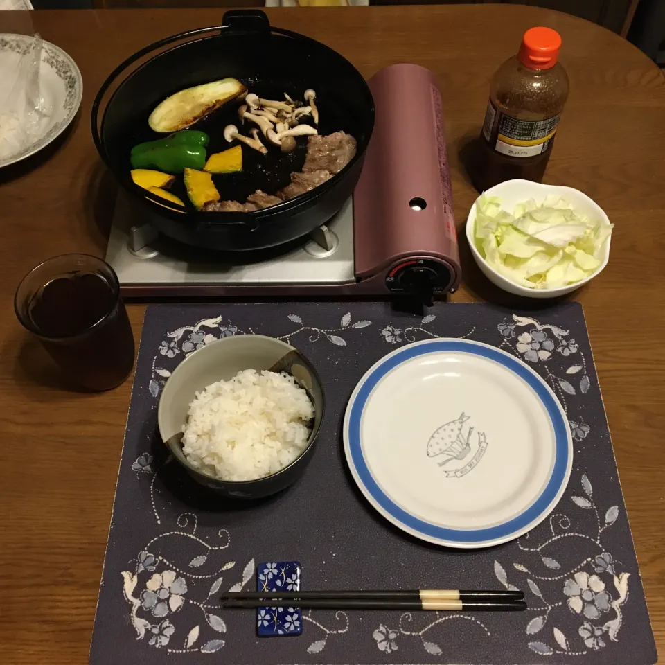 ご飯、南部鉄器の鉄鍋焼き(牛カルビ肉、牛ロース肉、豚カルビ肉、なす、ピーマン、かぼちゃ、しめじ)、バリバリキャベツ、麦茶(夕飯)|enarinさん