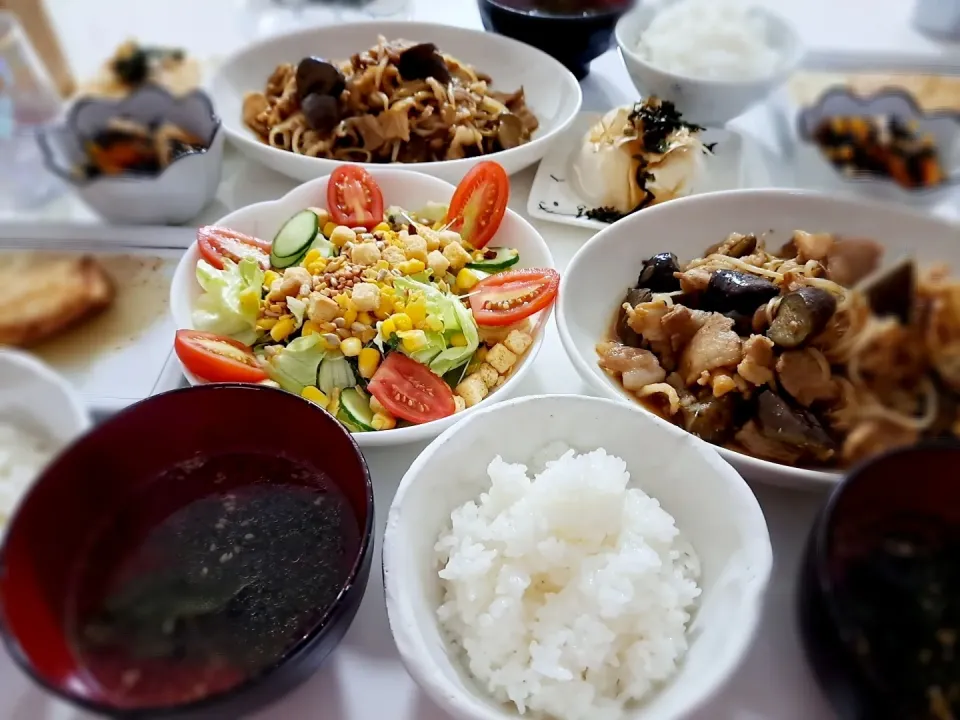 夕食(*ˊ˘ˋ*)
豚バラと野菜炒め(なす、もやし、白まいたけ)
マグロバター醤油ソテー
ひじき煮
冷奴
サラダ🥗
ゴマワカメスープ|プリン☆さん