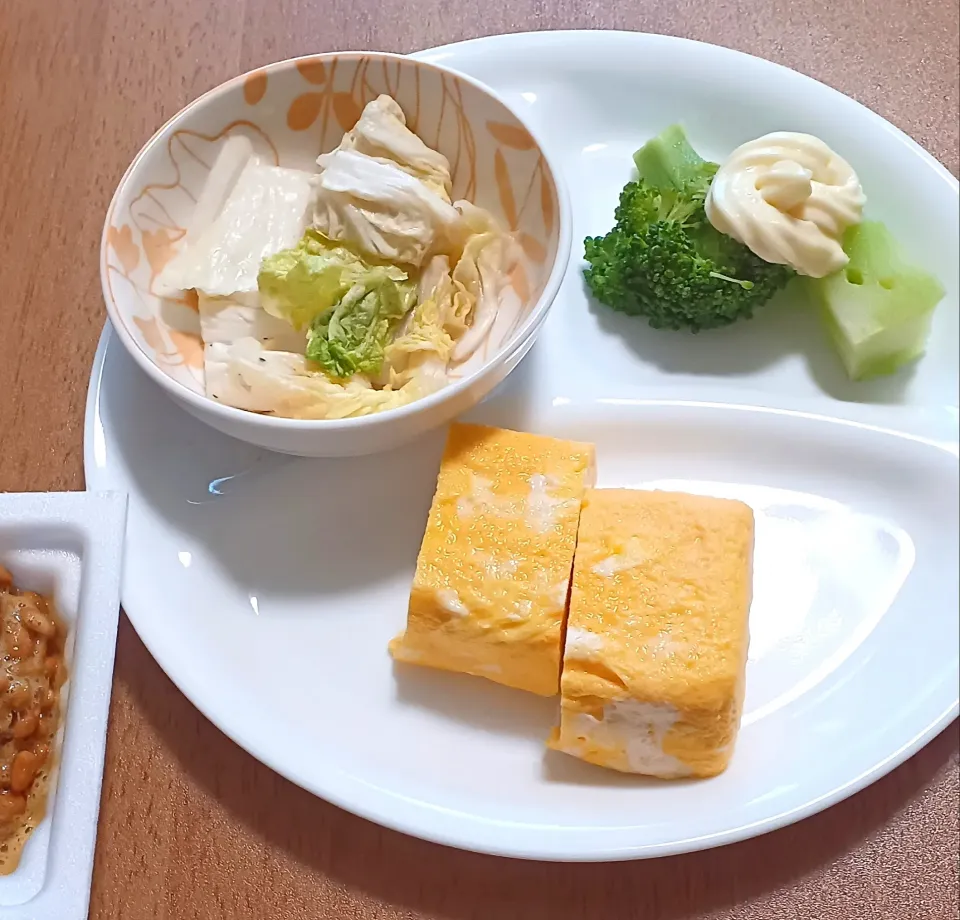 白菜のおつけ物
ブロッコリー
卵焼き
納豆
ご飯🍚|ナナさん