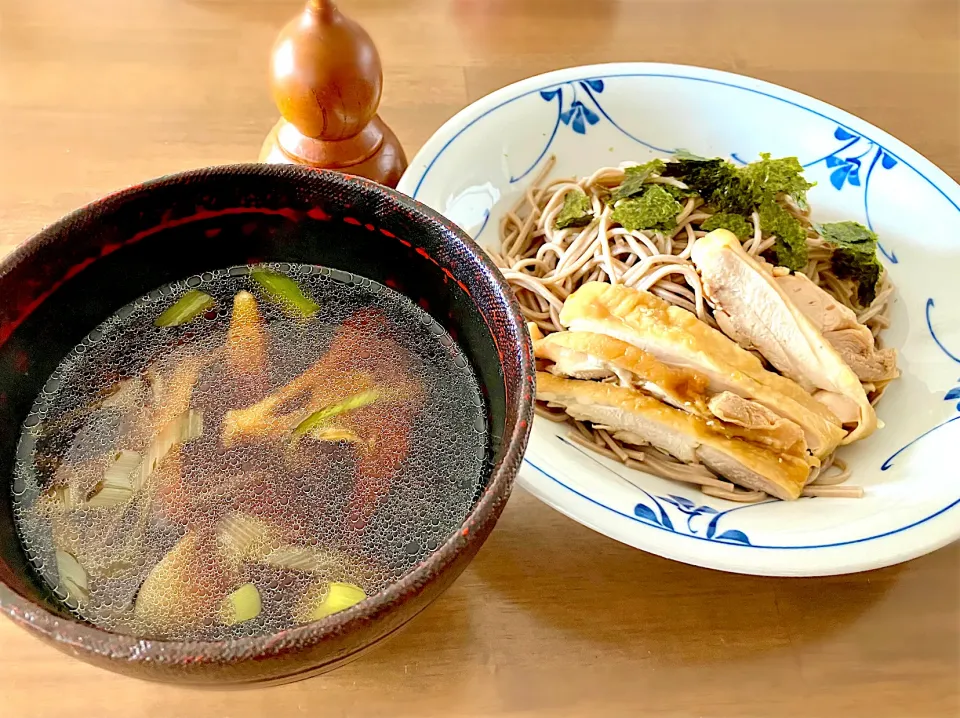 鶏キノコつけ蕎麦  鶏チャーシューを煮た煮汁でつけ汁を作りました  角の取れた深みのあるつけ汁で美味しかった|リフルシャッフルさん