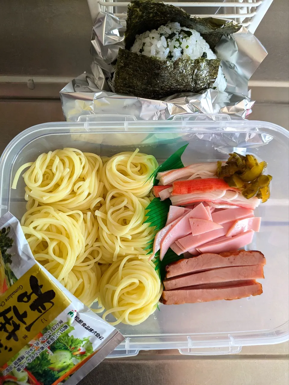 旦那弁当　2024/8/3

冷やし中華
カニカマ
ハム
チャーシュー
ワカメ混ぜ込みおにぎり|ユキヨメ♪さん