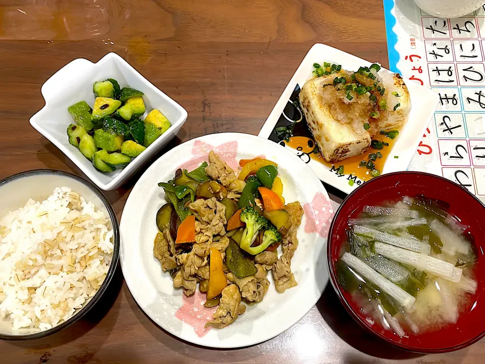 野菜と豚こまのカレー炒め　大根と長芋の味噌汁　ポン酢おろしの豆腐ステーキ　アボカドときゅうりの塩昆布和え|おさむん17さん