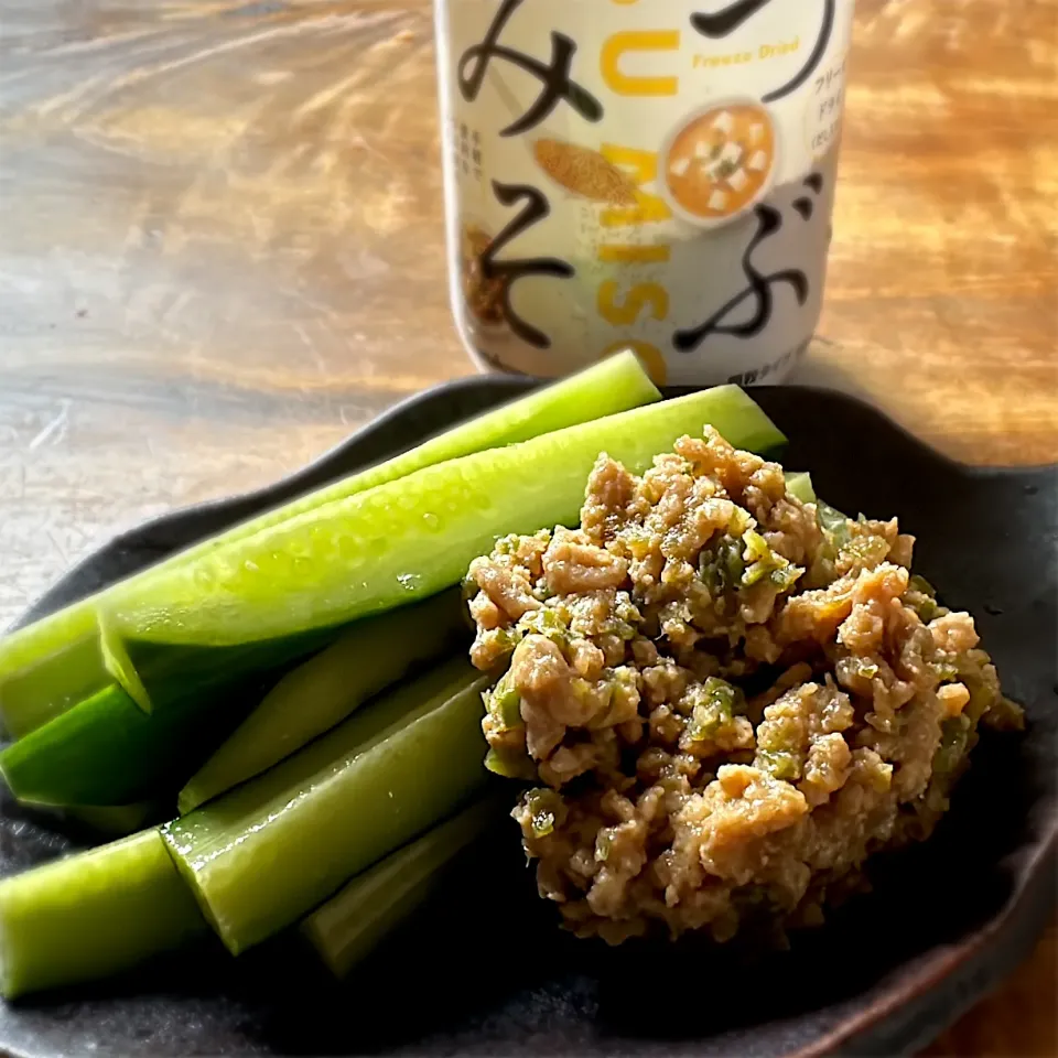 豚味噌、きゅうりにつけていただきます。ビールの旨い季節だから、火を使わずにおつまみ！夏のつぶみそ料理エピソード7|くまちゃんさん