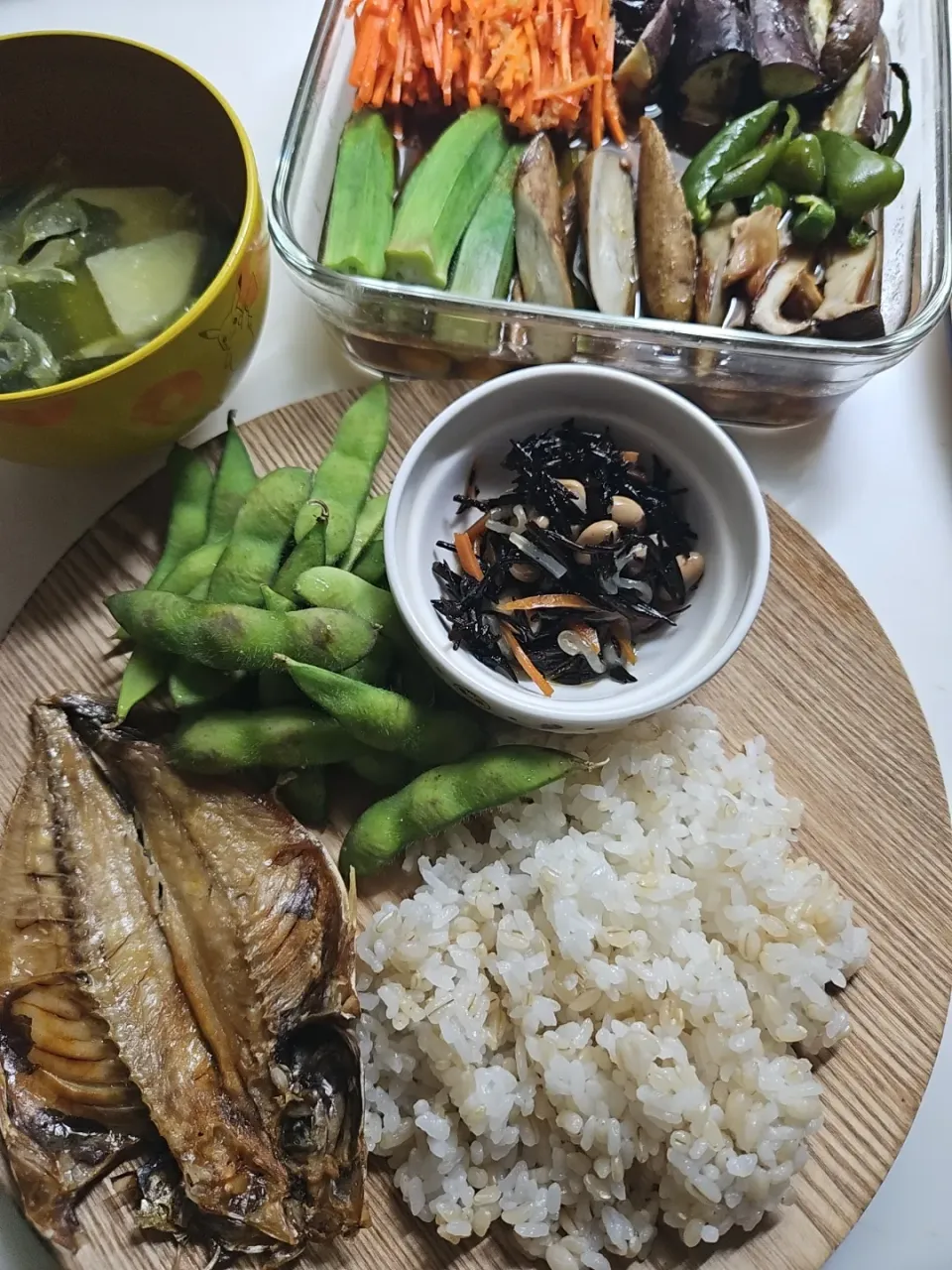 ☆夕飯☆骨ごと食べれる鯵、ひじき煮物、枝豆、雑穀米、野菜煮浸し、味噌汁|ｼｮｺﾗさん