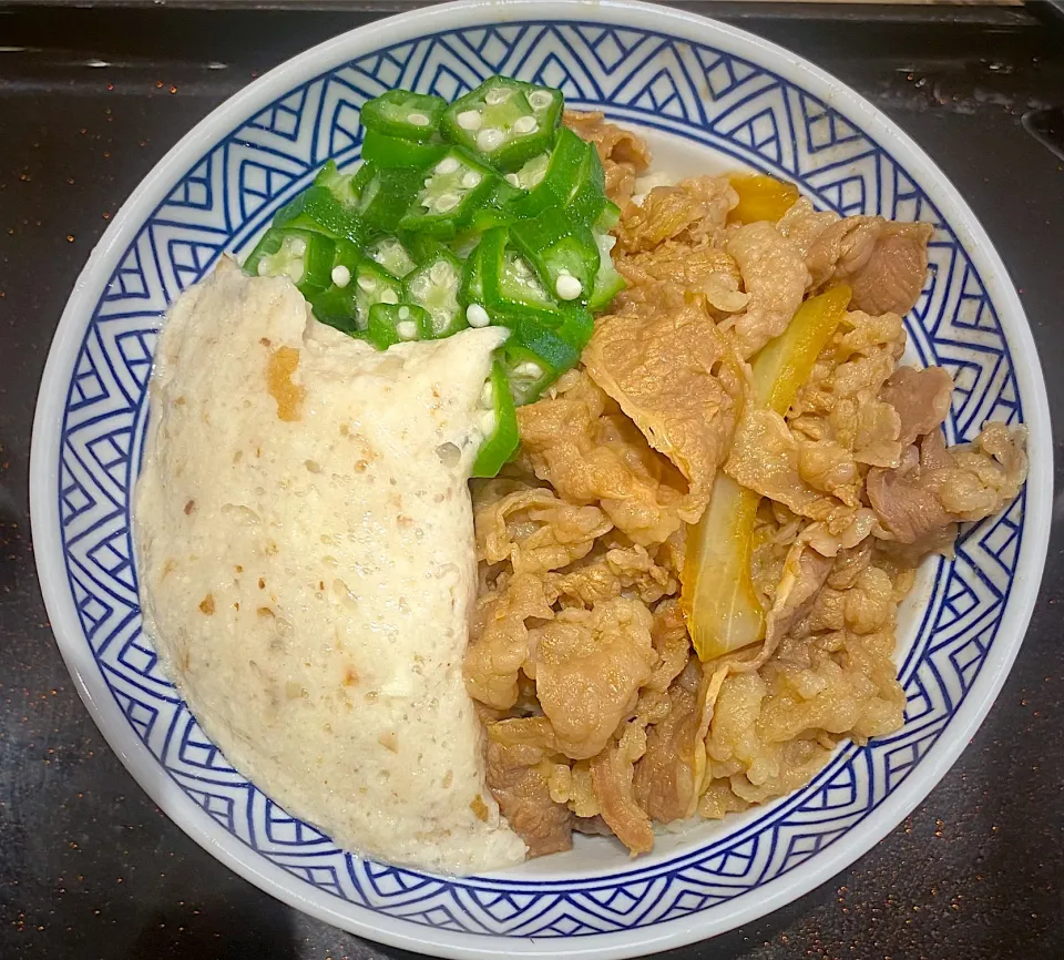 牛麦とろ丼 657円|すくらんぶるえっぐさん