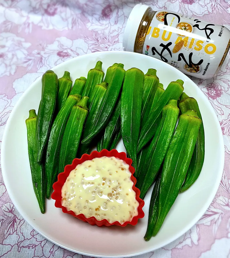 つぶみそマヨと茹でオクラ🥗|ちゃっぴ〜さん