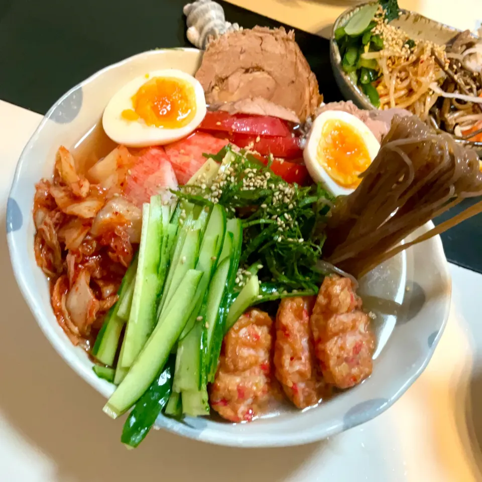 具沢山の冷麺
手作りチャーシュー、トマト、きゅうり、カニカマ、紅生姜天、ゆで卵、キムチ、大葉、炒りごま入り。|Takeshi  Nagakiさん