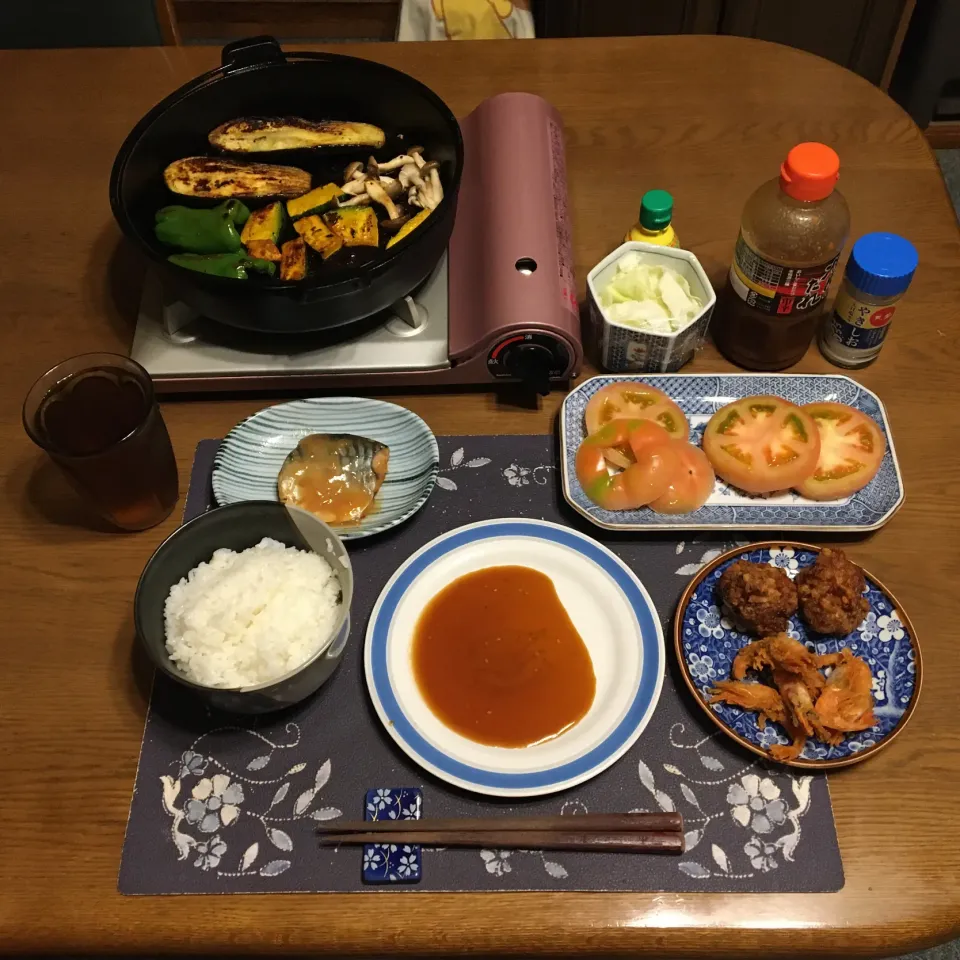 ご飯、鯖味噌煮、鳥の唐揚げ・唐王、甘海老の唐揚げ、南部鉄器の鉄鍋焼き(牛カルビ、牛ロース、豚カルビ、なす、ピーマン、薄切りかぼちゃ、しめじ)、バリバリキャベツ、トマト、麦茶(夕飯)|enarinさん