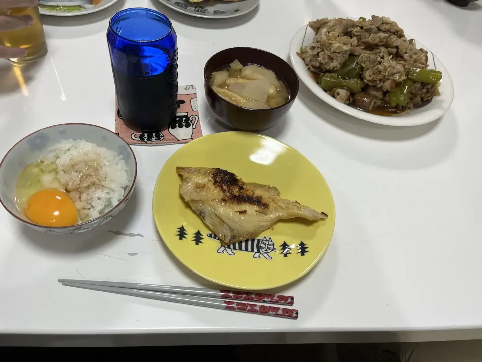 晩御飯☆肉野菜炒め（茄子・ピーマン）☆赤魚の西京焼き☆みそ汁（大根・揚げ・麩）☆卵かけご飯|Saharaさん