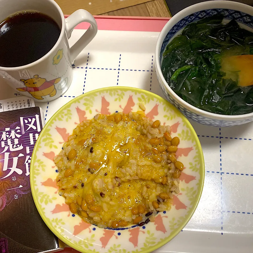 納豆卵ご飯とワカメほうれん草味噌汁|美里さん