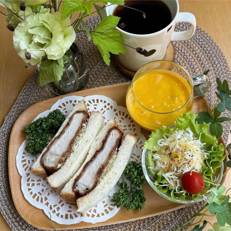 8/4❤︎厚切りロースカツサンド🥪🐷
今日も夏日☀️暑いですね🙇‍♀️

昨日20000歩近く歩いたせいか足が棒のようにだるいです💦苦笑

＊ 厚切りロースカツサンド
＊ グリーンサラダ🥗
＊冷製かぼちゃスープ🎃|Makinsさん