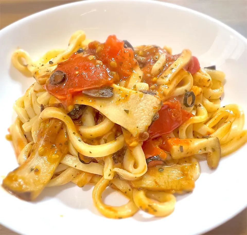 エリンギとトマトの焼きうどん|shibazakiさん