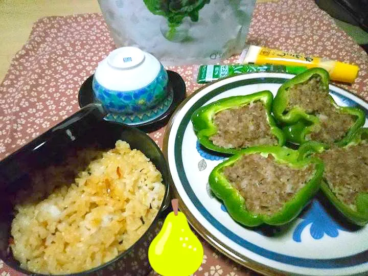 Snapdishの料理写真:ピーマン合挽き肉詰め蒸し料理。
混ぜごはん。|りささん