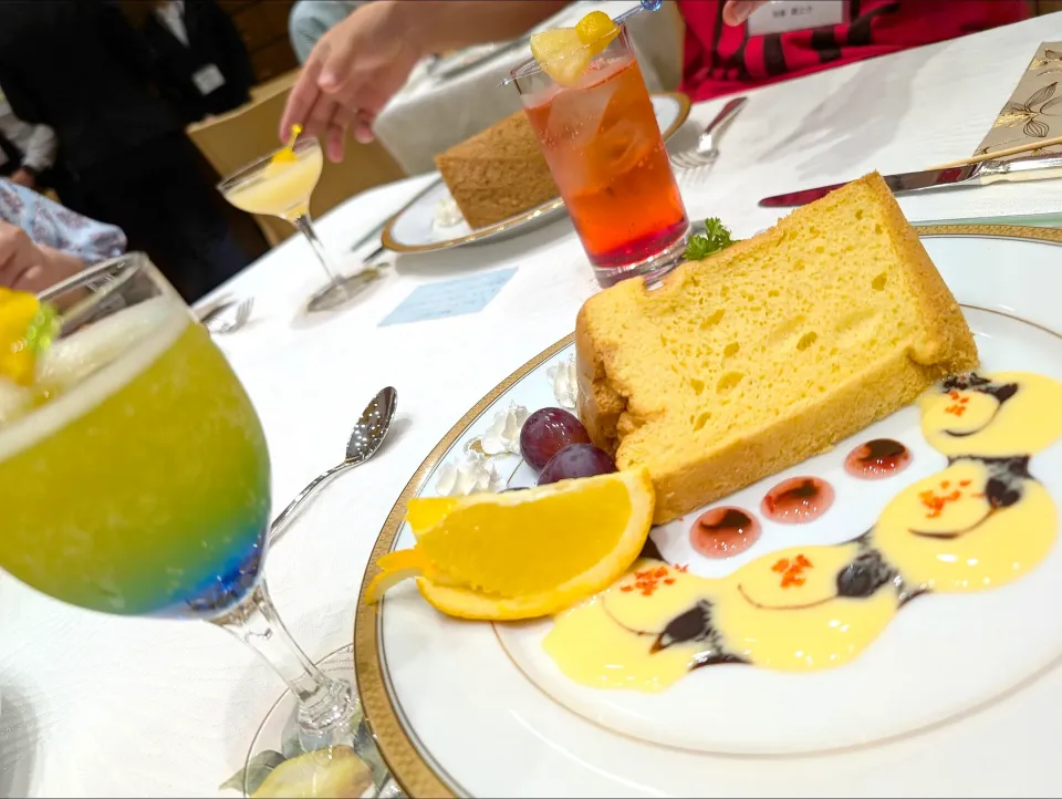 思い出記録／シフォンケーキと学生が作ってくれたカクテルジュース🍸️|チョコさん