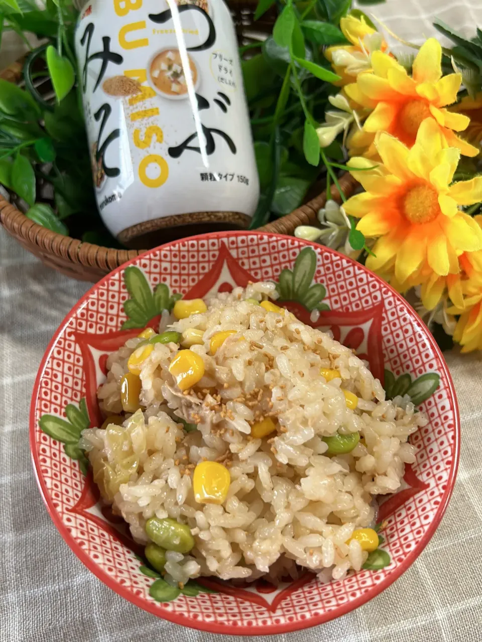 Snapdishの料理写真:炊飯器に入れるだけ炊き込みご飯|まめすけ⭐︎さん