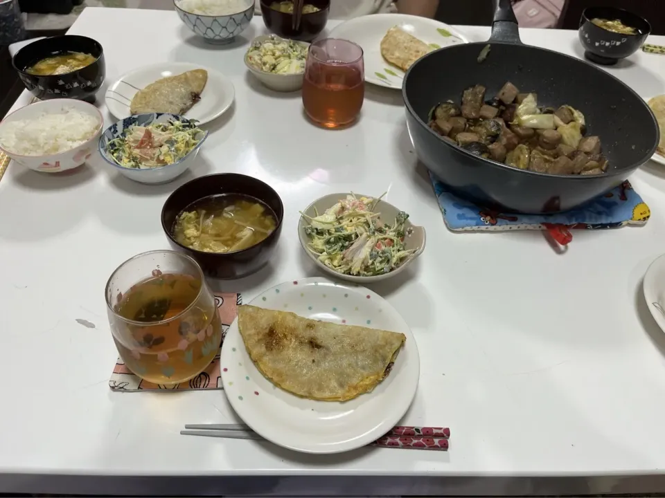 晩御飯☆サラダ（カニカマ・貝割れ大根・ゆで卵）☆イカ焼き＆キャベツ焼き（お義母さんからの頂き物）☆サイコロステーキの炒め物（茄子・キャベツ・しめじ）☆野菜のかき卵スープ（キャベツ・えのき・揚げ）スープはパパ仕上げ🤭|Saharaさん