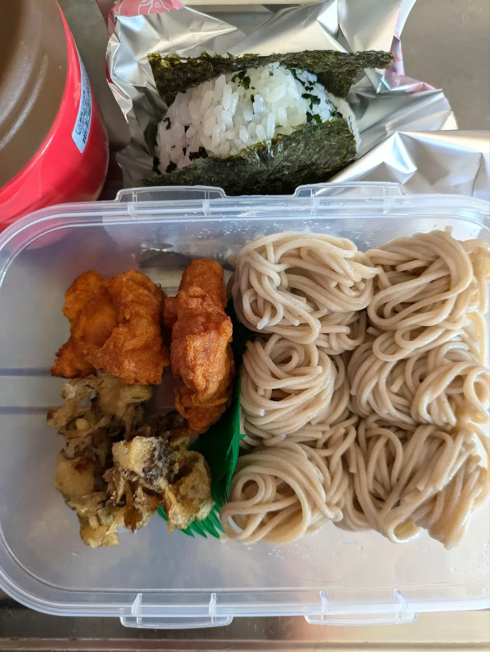 Snapdishの料理写真:旦那弁当　2024/8/4

蕎麦
からあげ
舞茸天
ワカメ混ぜ込みおにぎり|ユキヨメ♪さん