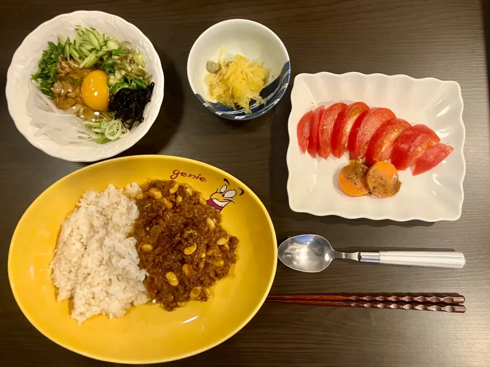 大豆カレー(一昨日作)玄米50%ライス、納豆オクラ卵、そうめんかぼちゃ、トマト、蒸しにんじん|tatsuponさん