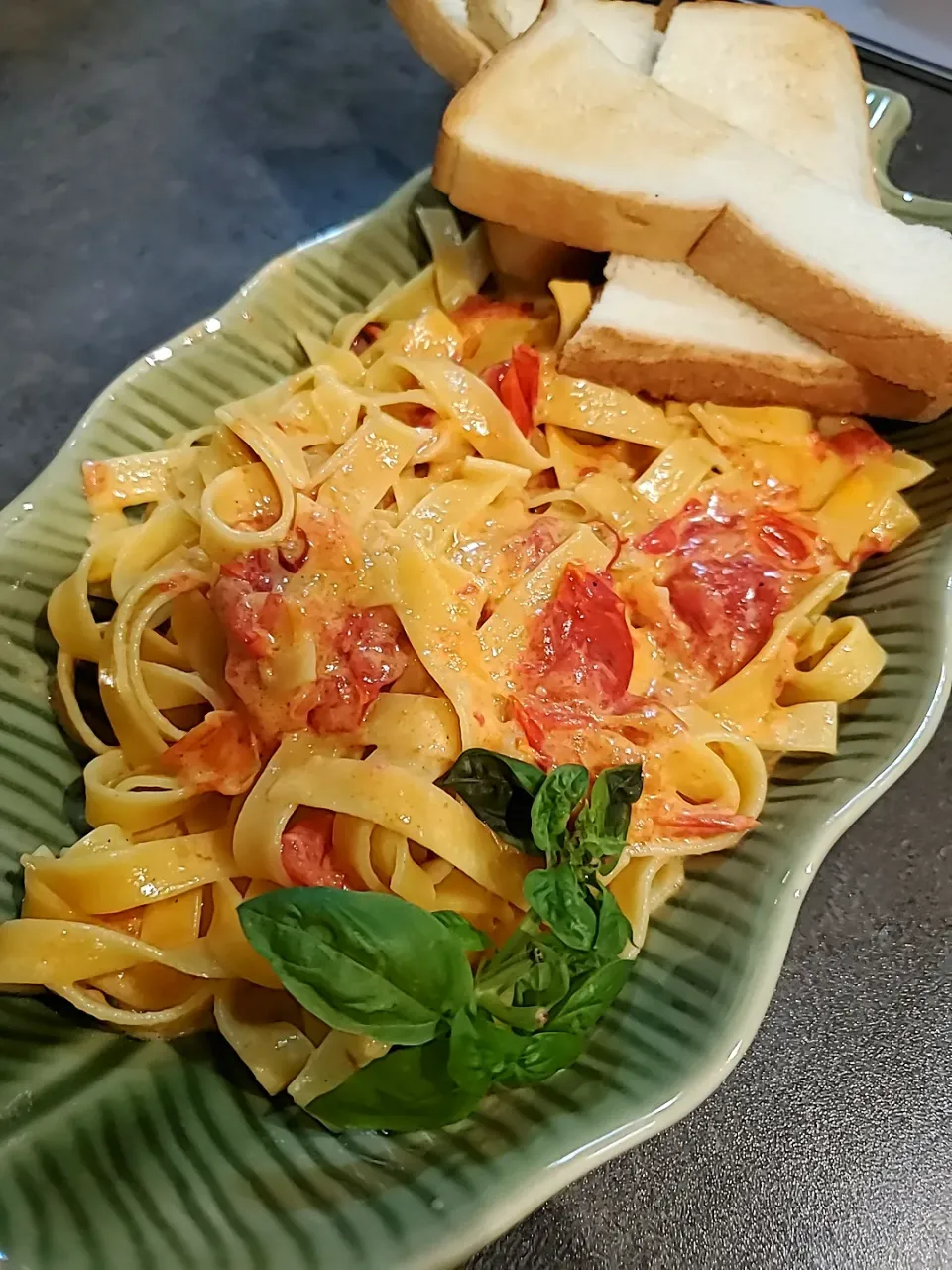 Snapdishの料理写真:屋上トマトのクリームパスタ。8枚切食パン添え。|Blue skyさん