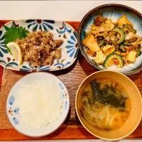 Snapdishの料理写真:ゴーヤチャンプル、鯵のなめろう、玉ねぎとわかめの味噌汁|sorsmdさん