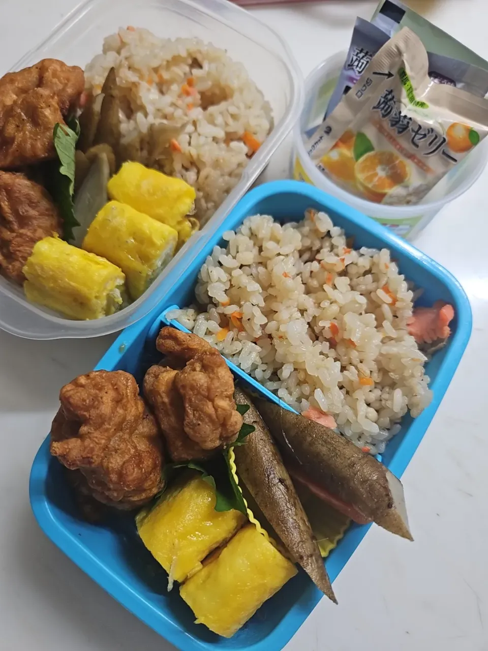 ☆兄弟弁当☆炊き込みご飯、シラス卵焼き、唐揚げ、牛蒡煮、蒟蒻ゼリー|ｼｮｺﾗさん