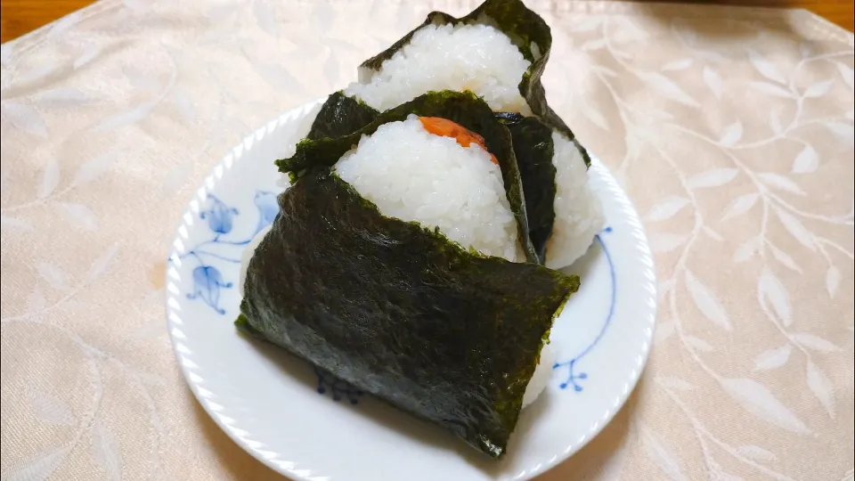 Snapdishの料理写真:8/4の夜勤弁当
塩鮭のおにぎり🍙|卯月さん