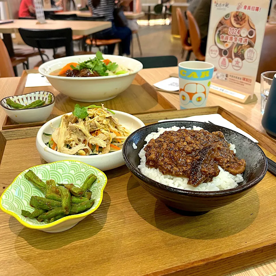 Snapdishの料理写真:麻辣手撕雞肉燥飯|skyblueさん