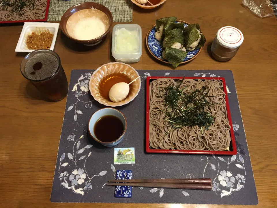 大盛りざるそば、とろろ、納豆、鮭ふりかけと塩昆布の混ぜご飯おにぎり、味玉、烏龍茶(昼飯)|enarinさん