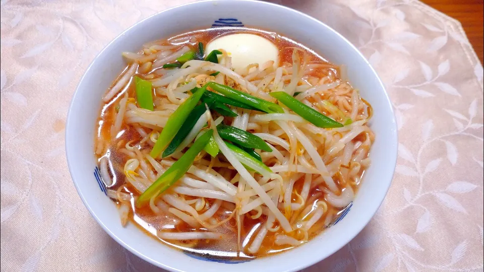 Snapdishの料理写真:8/5のお昼ごはん
サッポロ一番醤油
酸辣湯風ラーメンで
もやしラーメン|卯月さん