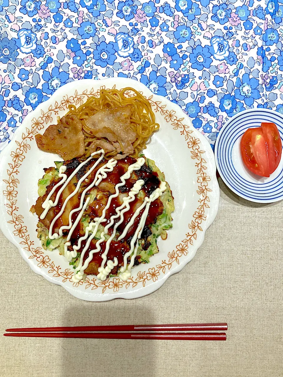 Snapdishの料理写真:お好み焼きとミニ焼きそば|おしゃべり献立さん