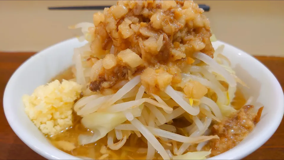 【昼の部は、しばらくお休み】 
【屋号変更：旧屋号 大浜】
大ハマ研究所 
夜ラーメン並 (150g、950円) 
＋野菜ちょい増し (無料)
＋アブラ (味付背脂、無料) 
＋ニンニク (無料) 
@十条2分 
24191 (205,237)|大脇さん