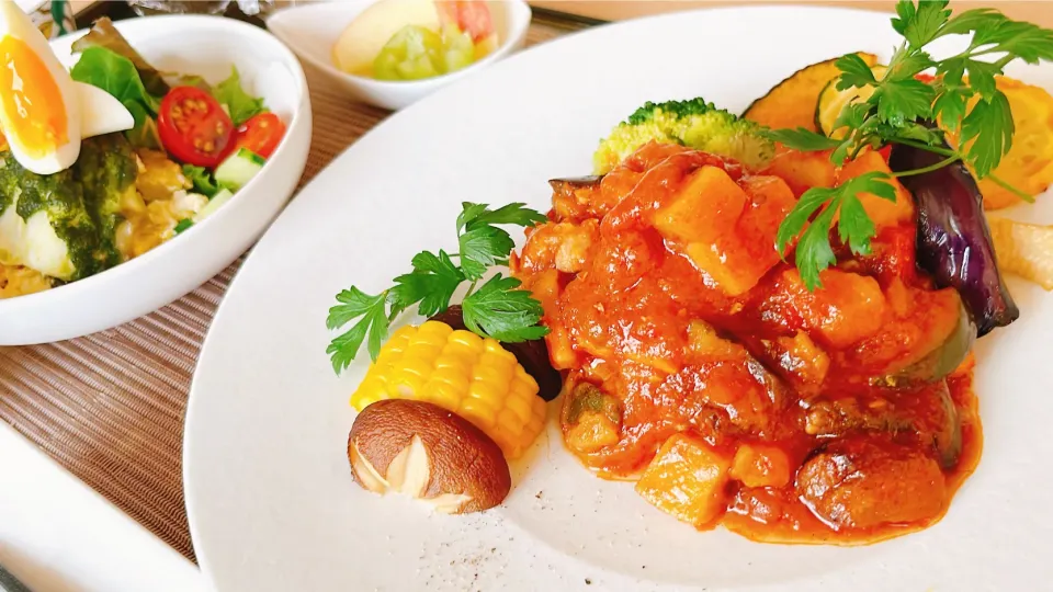 チキンと夏野菜のトマト煮　　　　　　　　　　　　　スズキの大葉ソース焼き|トモロヲさん