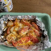 Snapdishの料理写真:採れたてトマトのチーズ焼きぱらっとつぶみそ|chiiさん