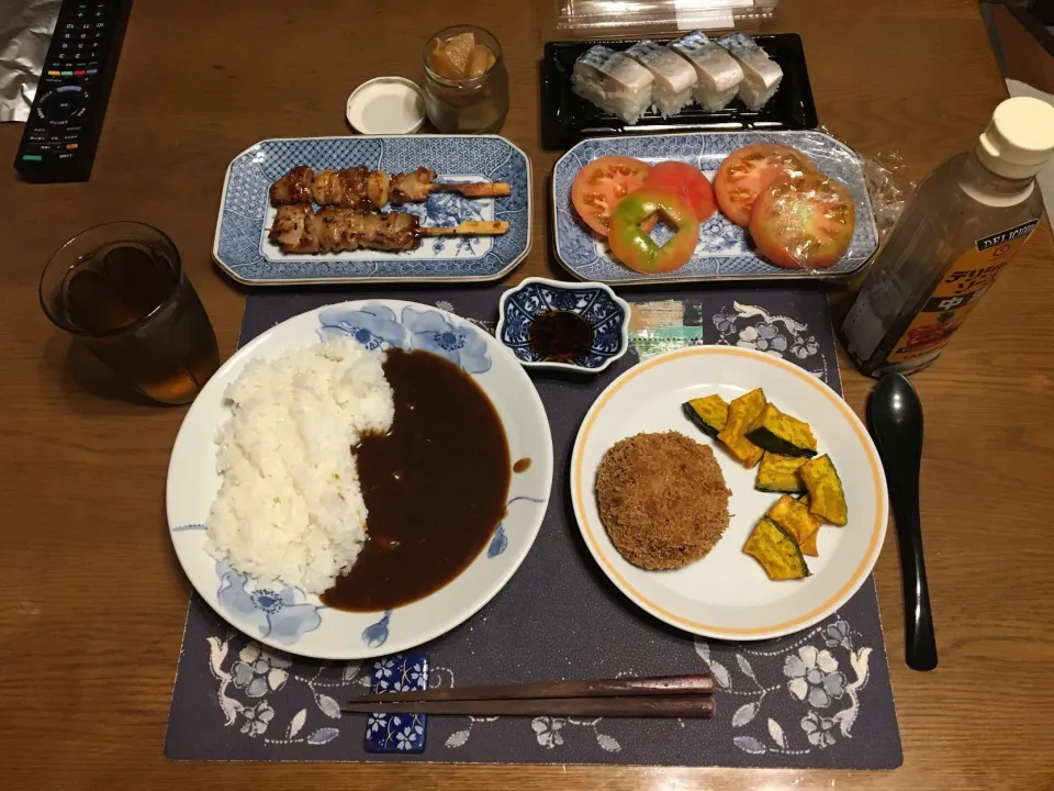 カレーライス、メンチカツ、カボチャの素揚げ、串物二点(鶏モモ肉＆ニンニク串、鶏モモ串)、トマト、沢庵、〆さばの押し寿司、麦茶(夕飯)|enarinさん