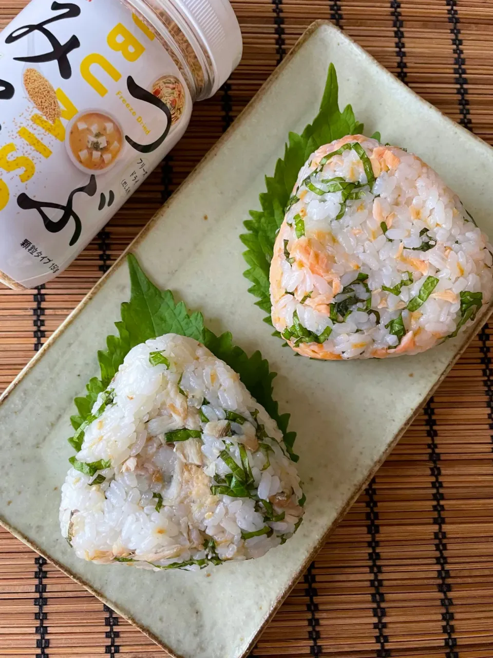 紫蘇の葉と鮭・鯖のおにぎり🍙|アッチさん