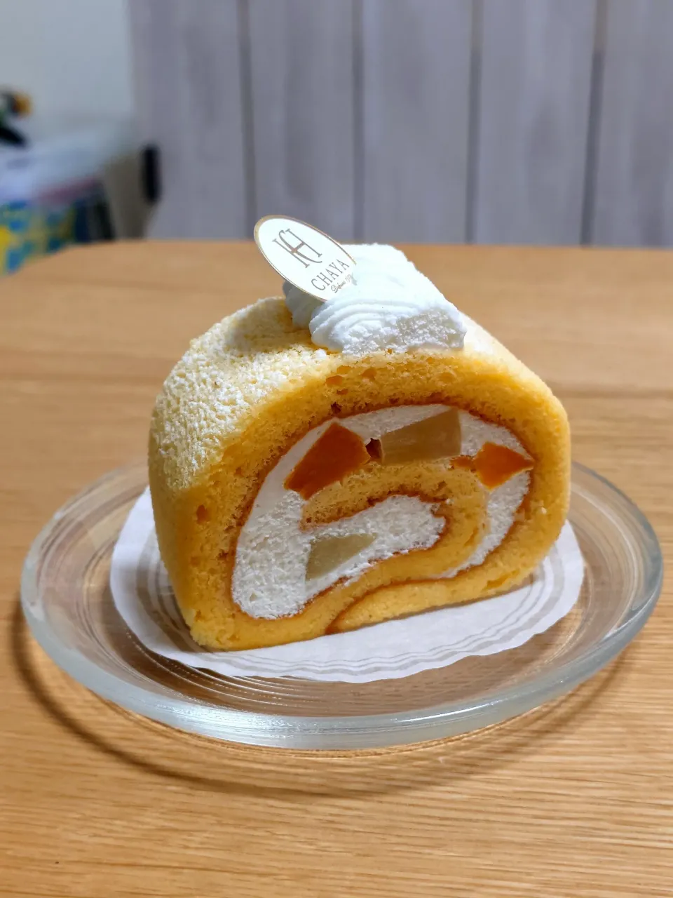 Snapdishの料理写真:LES PATISSERIES LA MAREE DE CHAYAの桃のロールケーキ|すーさん