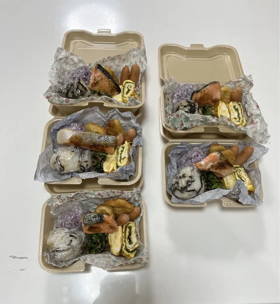 応援弁当☆おにぎり（ゆかり・塩昆布）☆チキンナゲット・ウインナー・ほうれん草のお浸し☆卵焼き（プレーン・海苔）・鮭。|Saharaさん