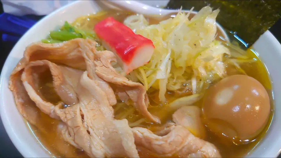 【本日の限定メニュー】
一条流がんこラーメン総本家
分家 四谷荒木町
白ネギのマリネ乗せ冷やしラーメン
(1順目バージョン味玉付き、1,100円)
＋もろきゅう＆小松菜
(お姉さん特製、サービス)
@四谷三丁目4分
24192 (206,337)|大脇さん