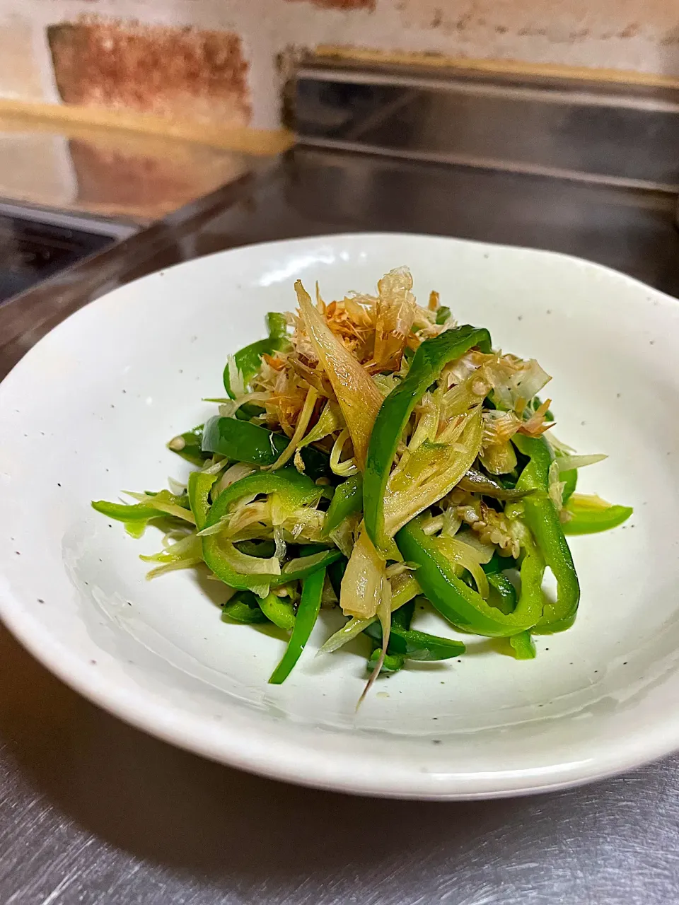 真夏の副菜🌿茗荷とピーマンの胡麻油麺つゆ炒め🌿
ピーマンは種もワタもいただきます|🌿ぴぴさん