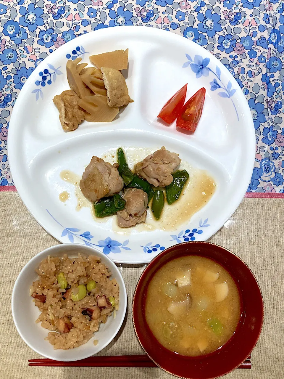 タコ飯と鶏モモピーマン炒めと竹の子油揚げ煮|おしゃべり献立さん