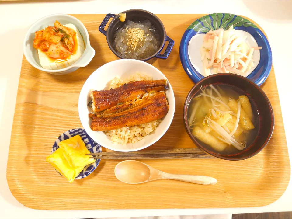 今日の夕食　鰻丼、大根サラダ、キムチのせ冷奴、ところてん、だし巻き玉子、もやしの味噌汁|pinknari🐰🌈さん